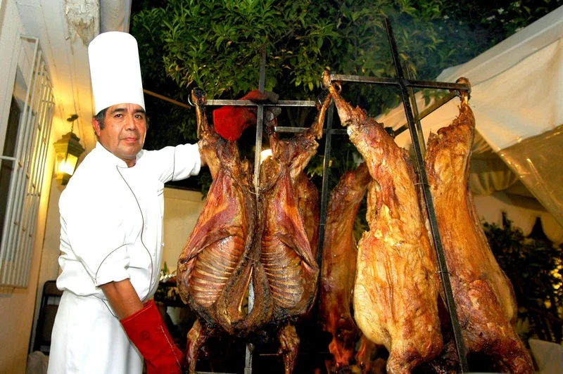 Cordero lechón magallánico asado al palo